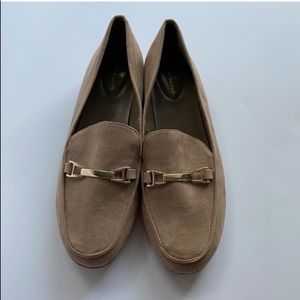 Bandolino Tan Slip On Loafer Gold Buckle Size 9